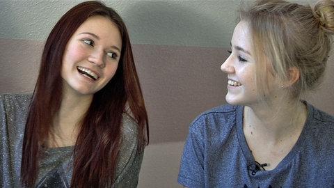 Clara und Nelly im Interview (Foto: SWR)