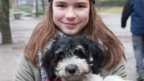 Leo mit Welpe Jojo (Foto: SWR, Maria Wiesler)