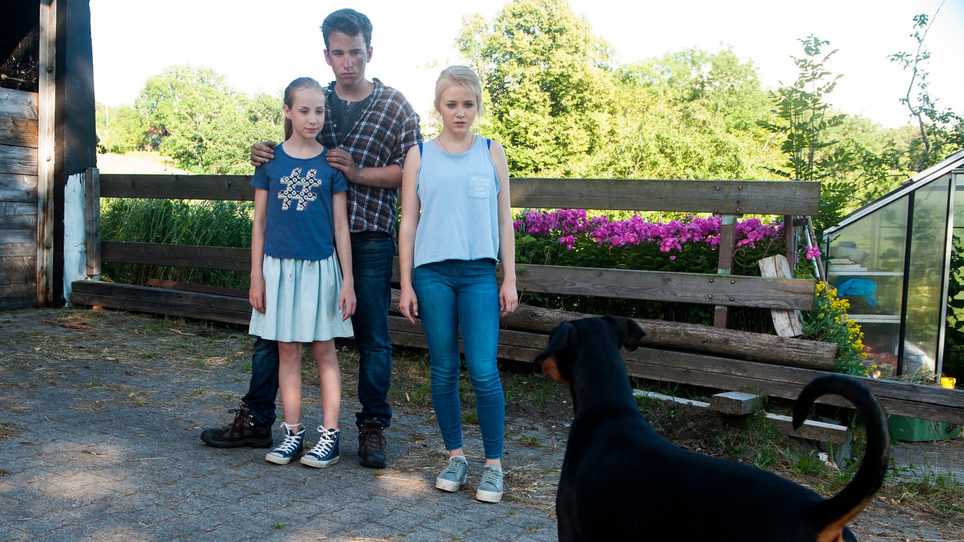 Ein Dobermann bedroht Paulina, Pawel und Nelly (Foto: SWR, Maria Wiesler)