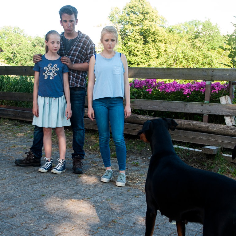 Ein Dobermann bedroht Paulina, Pawel und Nelly (Foto: SWR, Maria Wiesler)