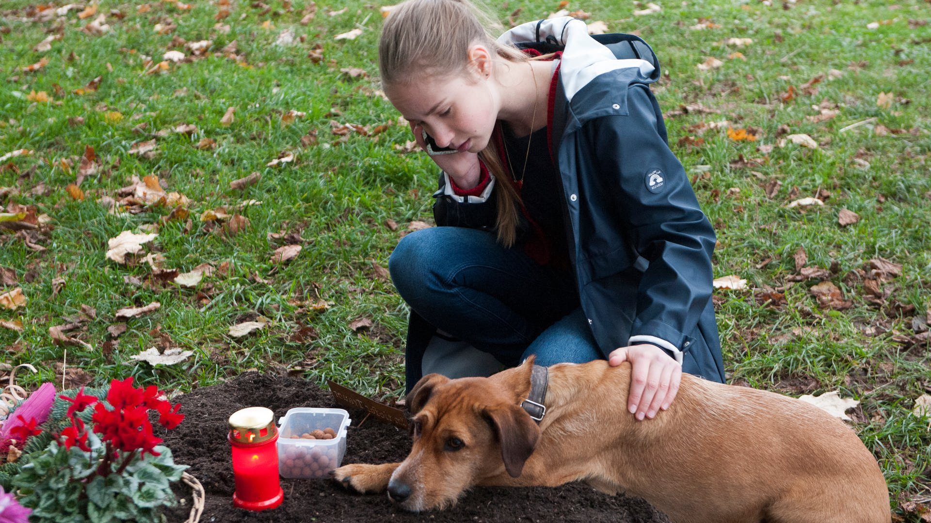 Paulina mit Hund Carlo auf dem Friedhof (Foto: SWR, Maria Wiesler)