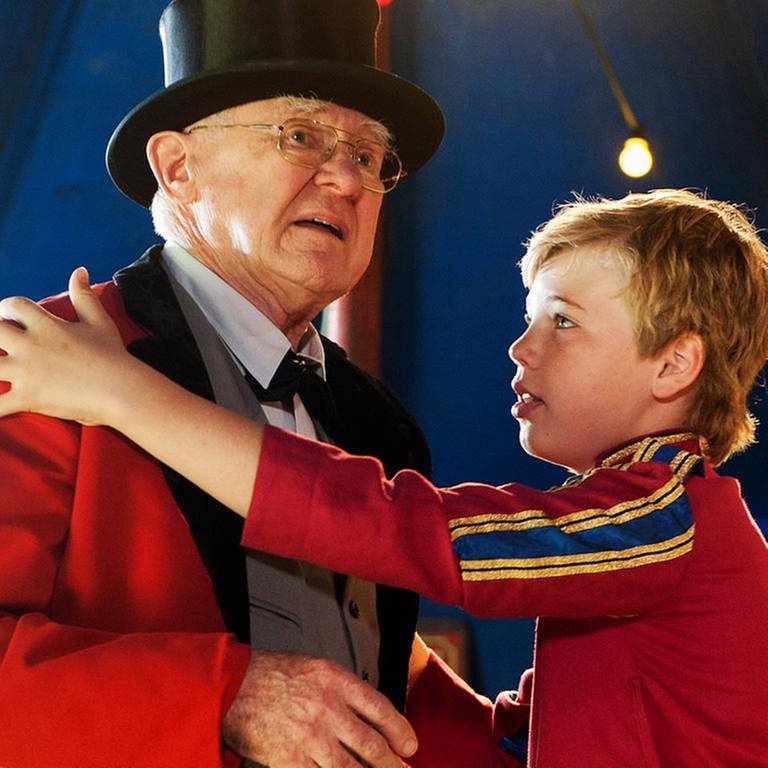 Darsteller der Serie "Tiere bis unters Dach": Tim mit seinem Opa im Zirkus (Foto: SWR, Maria Wiesler)
