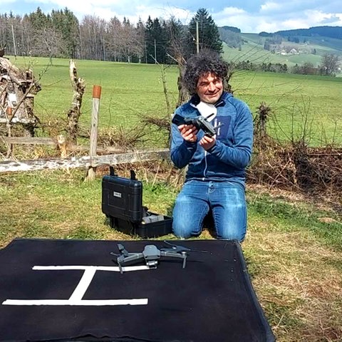 Kameramann Georgij Pestov mit Drohne am Set von "Tiere bis unters Dach" (Foto: SWR)