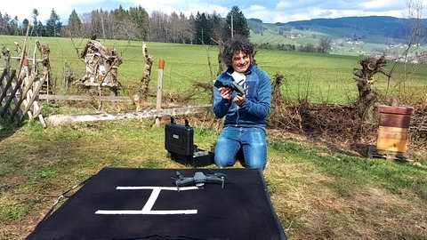 Kameramann Georgij Pestov mit Drohne am Set von "Tiere bis unters Dach" (Foto: SWR)