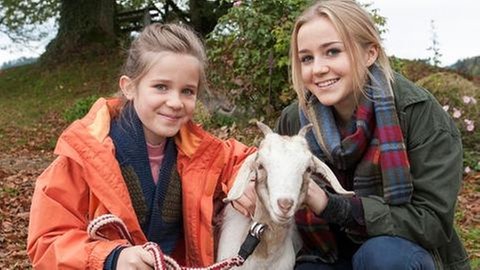 Lucy und Nelly aus der Serie "Tiere bis unters Dach" mit Ziege Flecki (Foto: SWR, Maria Wiesler)