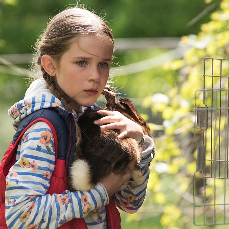 Lucy aus der Serie "Tiere bis unters Dach" mit einem Kanichen auf dem Arm (Foto: SWR, Maria Wiesler)