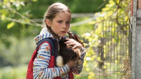 Lucy aus der Serie "Tiere bis unters Dach" mit einem Kanichen auf dem Arm (Foto: SWR, Maria Wiesler)