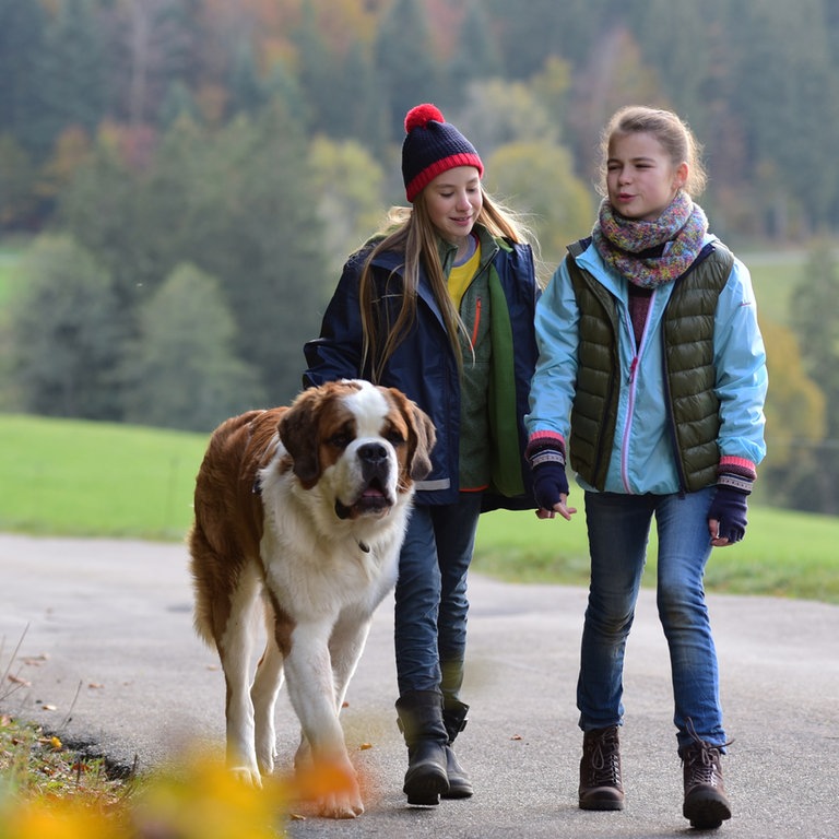 Paulina und Leo mit Bernhardiner Oskar (Foto: SWR, Maria Wiesler)