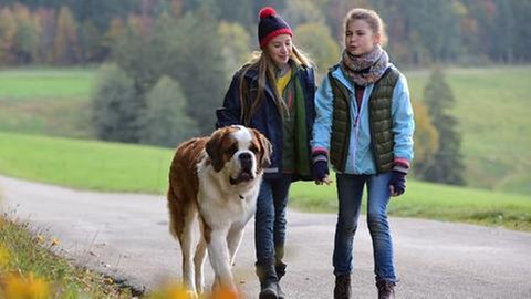 Paulina und Leo mit Bernhardiner Oskar (Foto: SWR, Maria Wiesler)