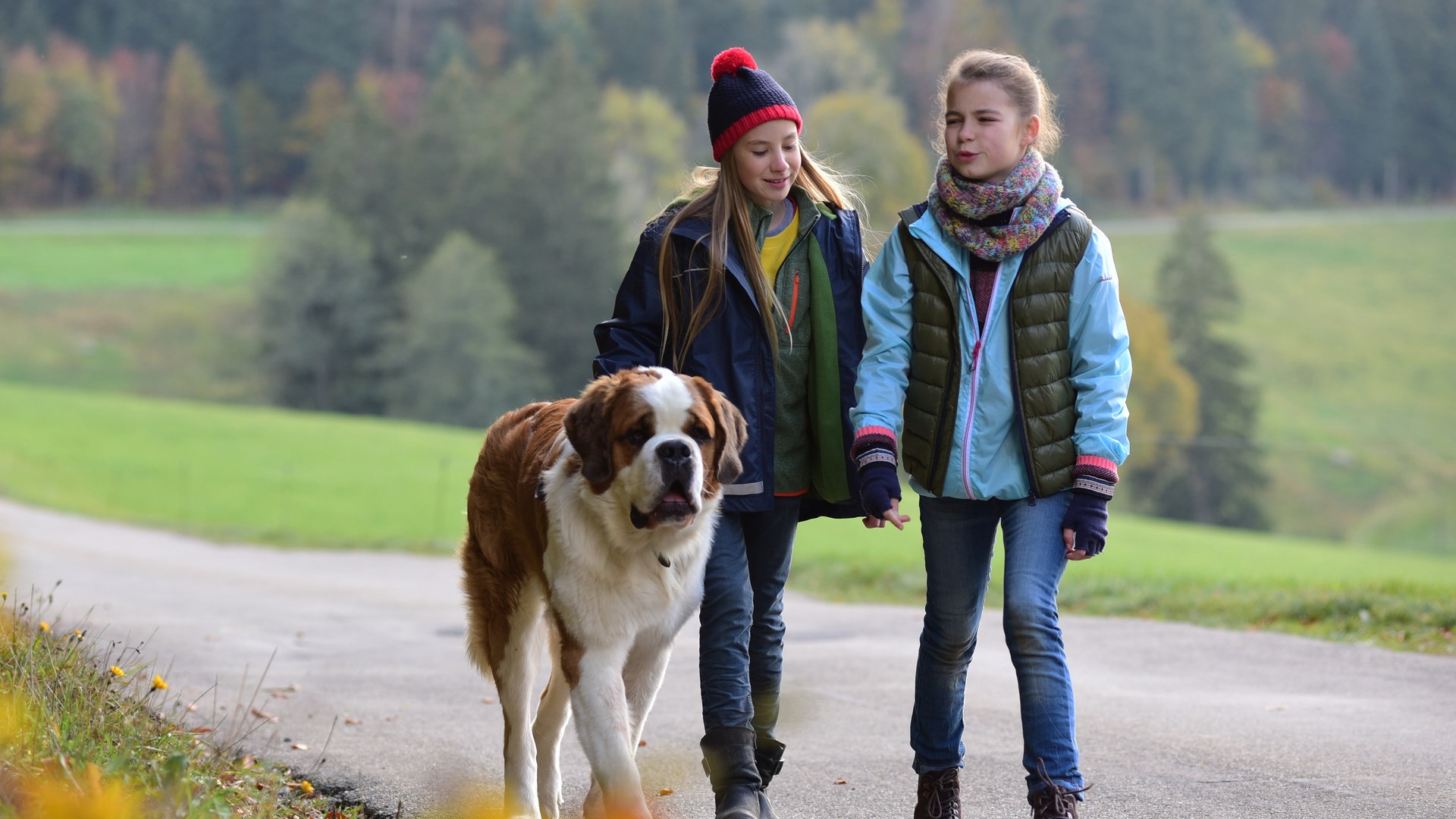 Paulina und Leo mit Bernhardiner Oskar (Foto: SWR, Maria Wiesler)