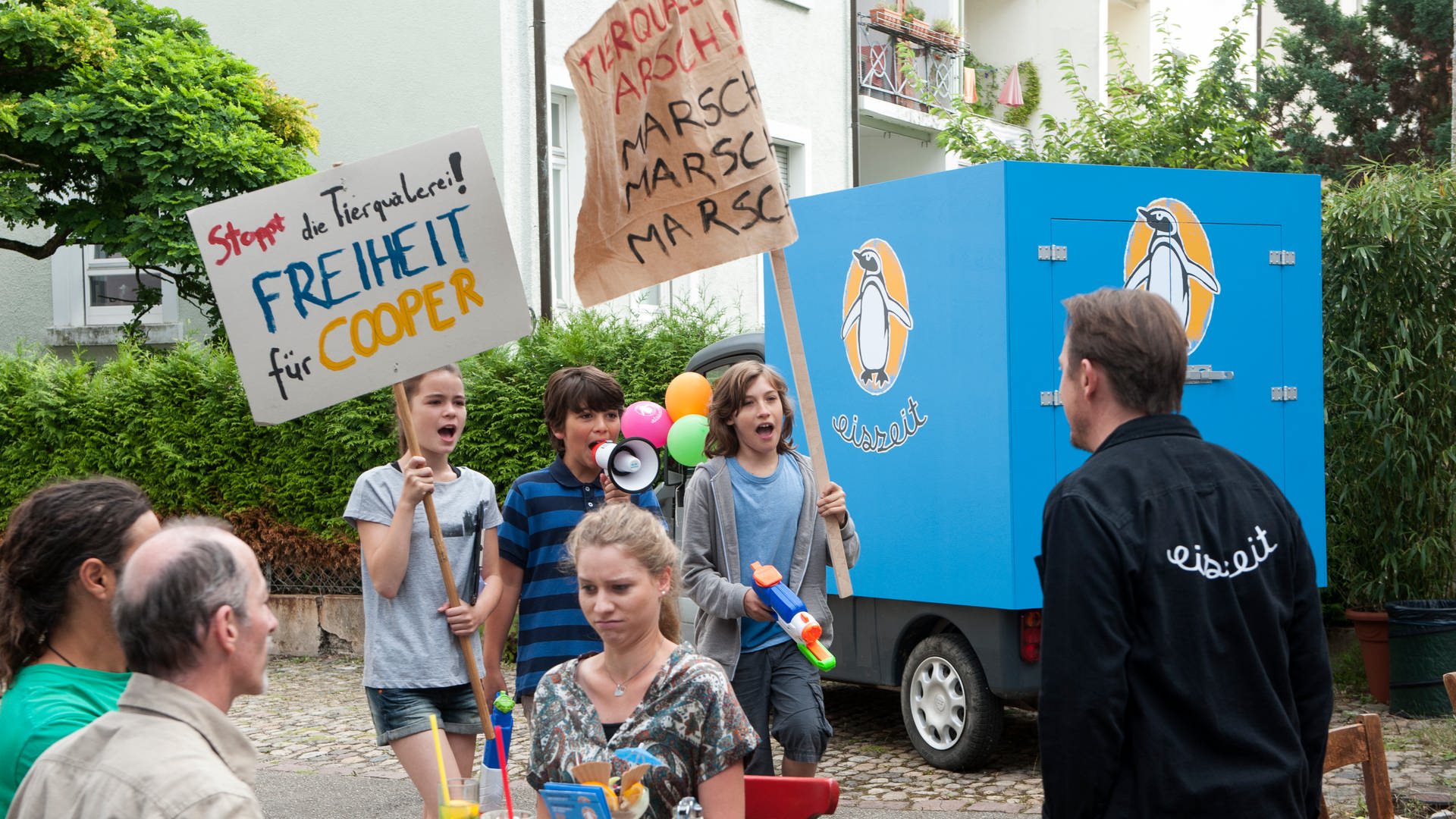 Leo, Linus und Jan demonstrieren gegen Tierquälerei. (Foto: SWR, Maria Wiesler)