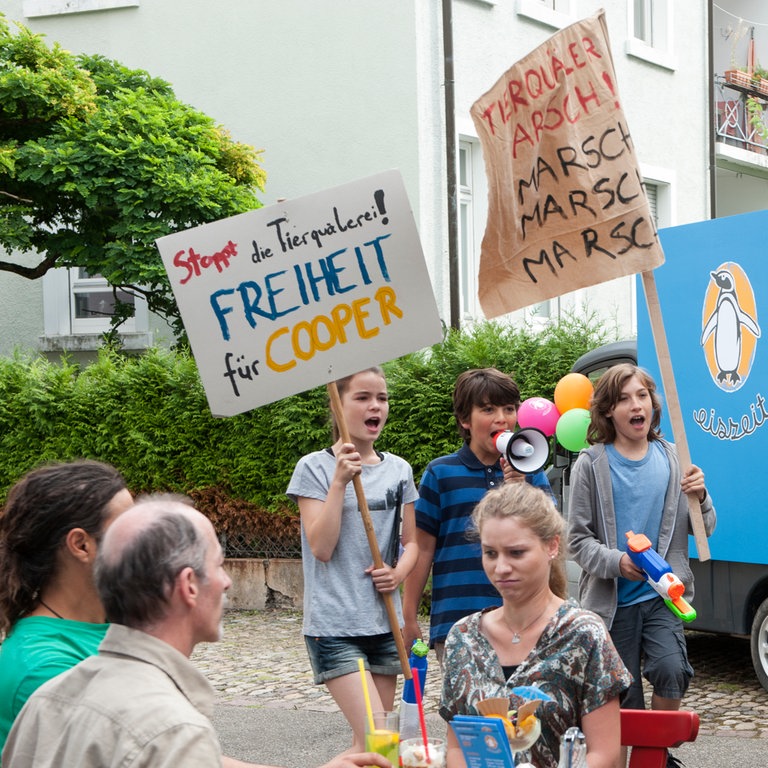 Leo, Linus und Jan demonstrieren gegen Tierquälerei. (Foto: SWR, Maria Wiesler)