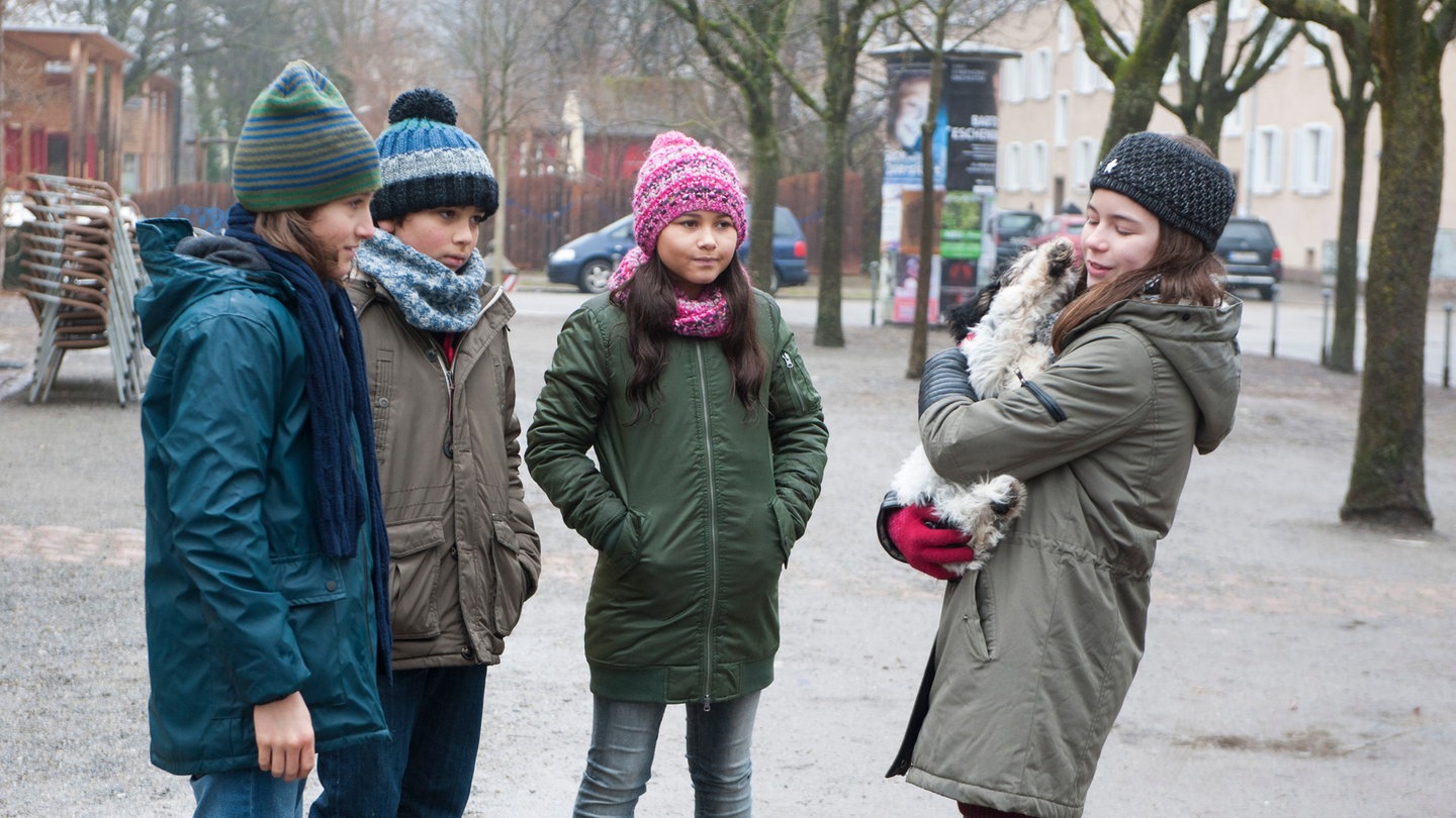 Jan, Leo und ihre Freunde mit dem Welpen Jojo. (Foto: SWR, Maria Wiesler)