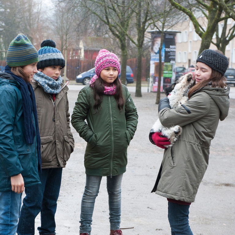Jan, Leo und ihre Freunde mit dem Welpen Jojo. (Foto: SWR, Maria Wiesler)