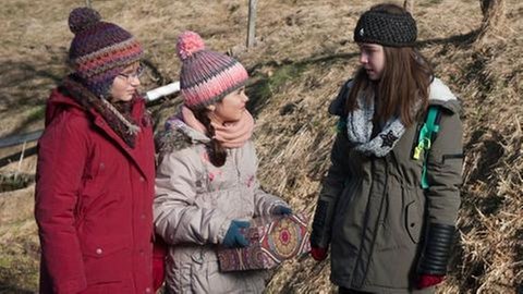 Emelie, Hanadi und Leo mit dem kranken Hamster (Foto: SWR, Maria Wiesler)