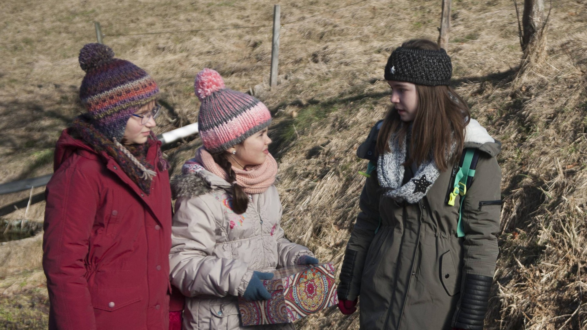Emelie, Hanadi und Leo mit dem kranken Hamster (Foto: SWR, Maria Wiesler)