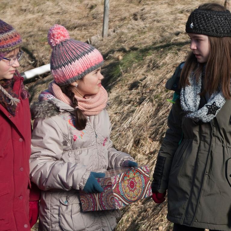 Emelie, Hanadi und Leo mit dem kranken Hamster (Foto: SWR, Maria Wiesler)