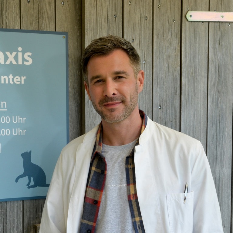 Jochen Schropp spielt Dr. Kajo Winter bei "Tiere bis unters Dach" (Foto: SWR, Maria Wiesler)