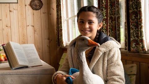 Kaya Völkers mit Gans Lasse, aka Ganter Gunther, am Set von "Tiere bis unters Dach" (Foto: SWR, Maria Wiesler)