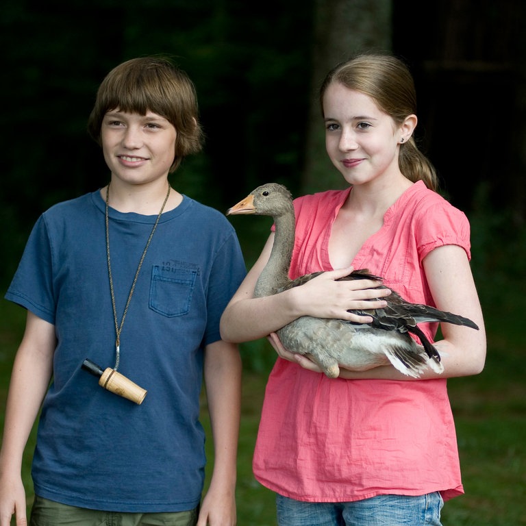 Greta und Jonas mit einer Gans, Tiere bis unters Dach (Foto: SWR, Maria Wiesler)