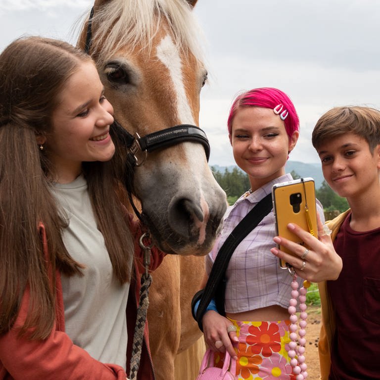 Zwei Mädchen und ein Junge machen ein Pferde-Selfie (Foto: SWR, Maria Wiesler)