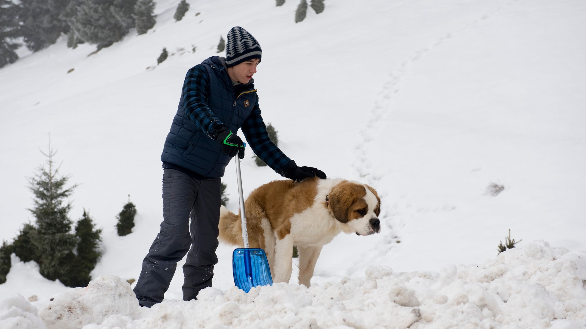 Pawel mit Bernhardiner Oswald im Schnee (Foto: SWR, Maria Wiesler)