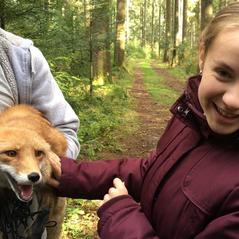 Tabea Hug mit Fuchs beim Dreh (Foto: SWR)