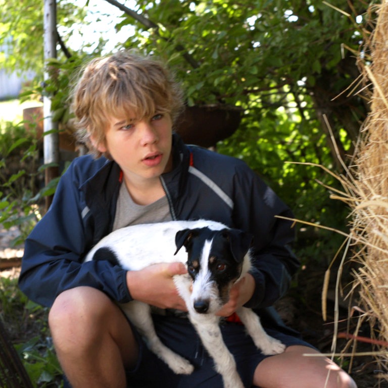 Tim versteckt sich mit Hund Cookie (Foto: SWR)