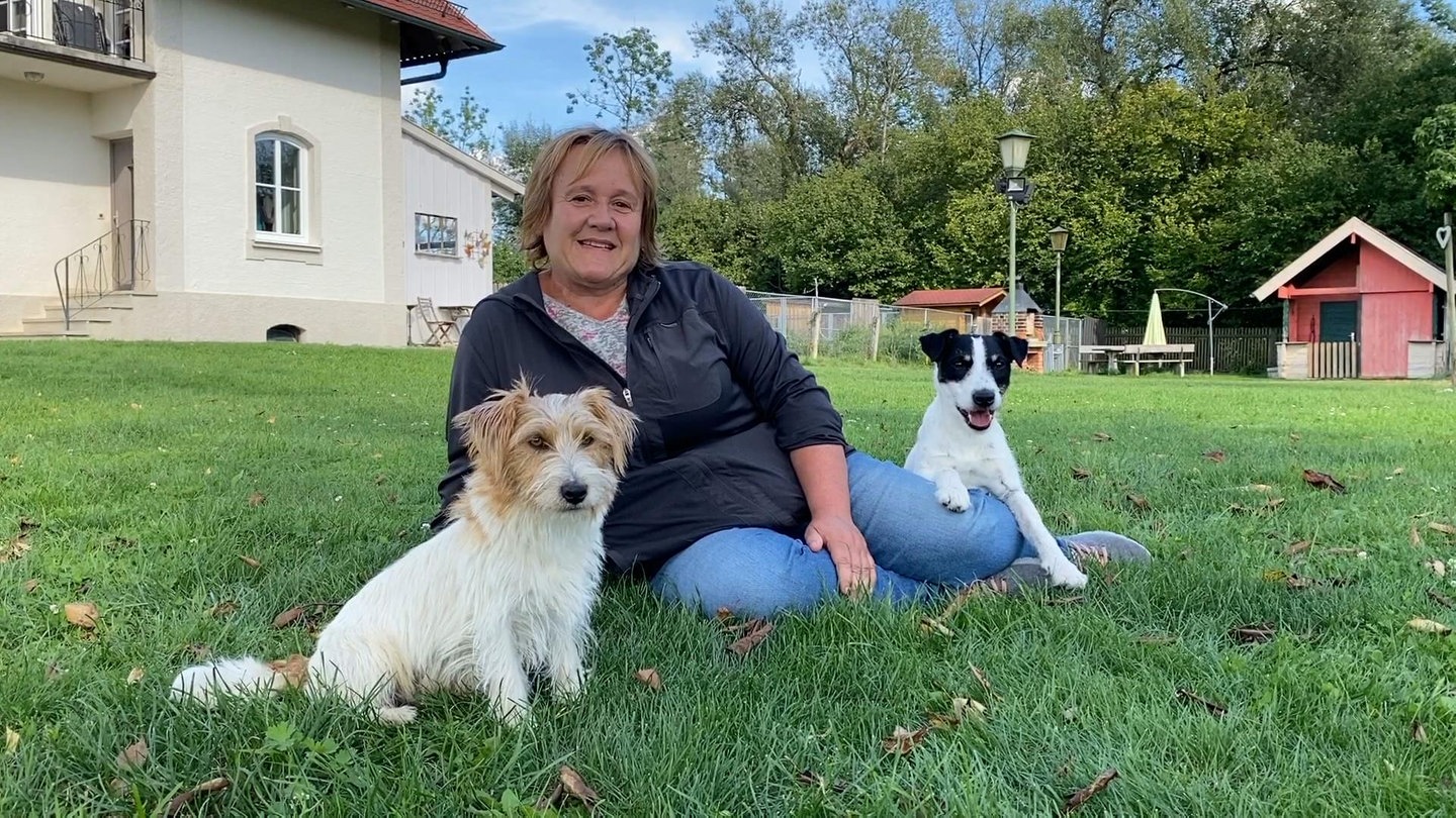 Renate Hiltl mit Hund Junior, alias Cookie, und Beppo (Foto: SWR)