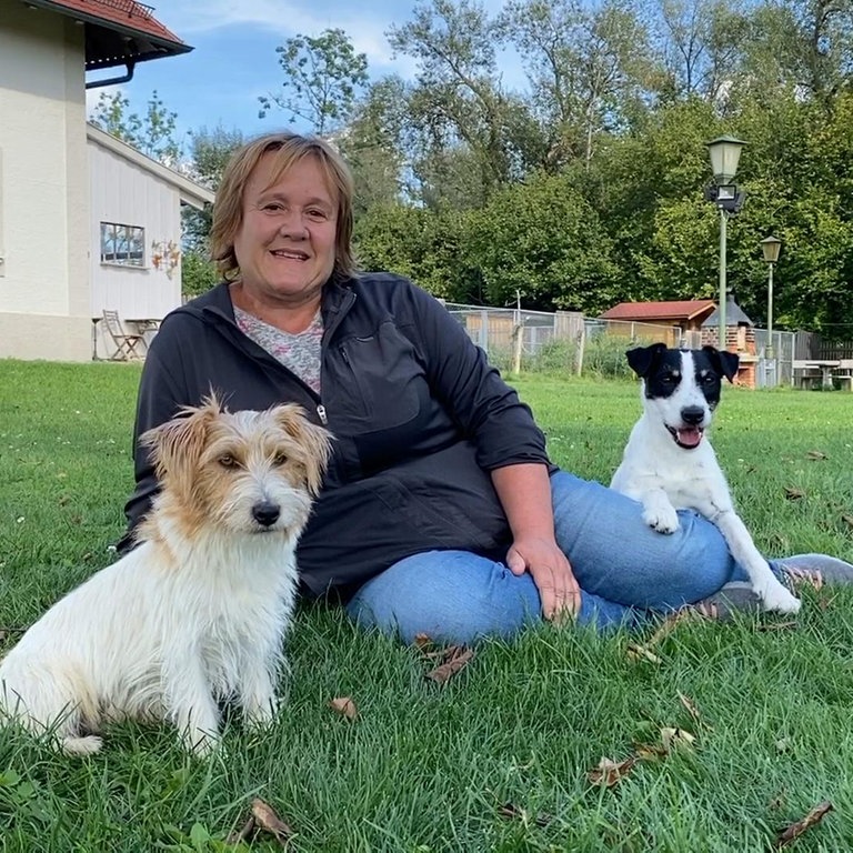 Renate Hiltl mit Hund Junior, alias Cookie, und Beppo (Foto: SWR)