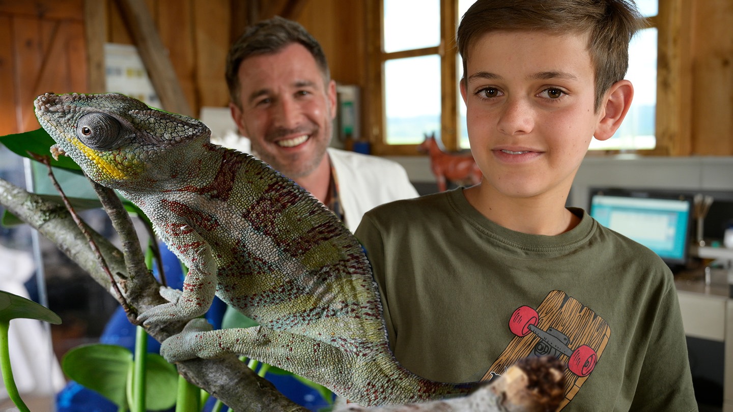 Kajo und Liam Winter mit Chamäleon Bo (Foto: SWR)