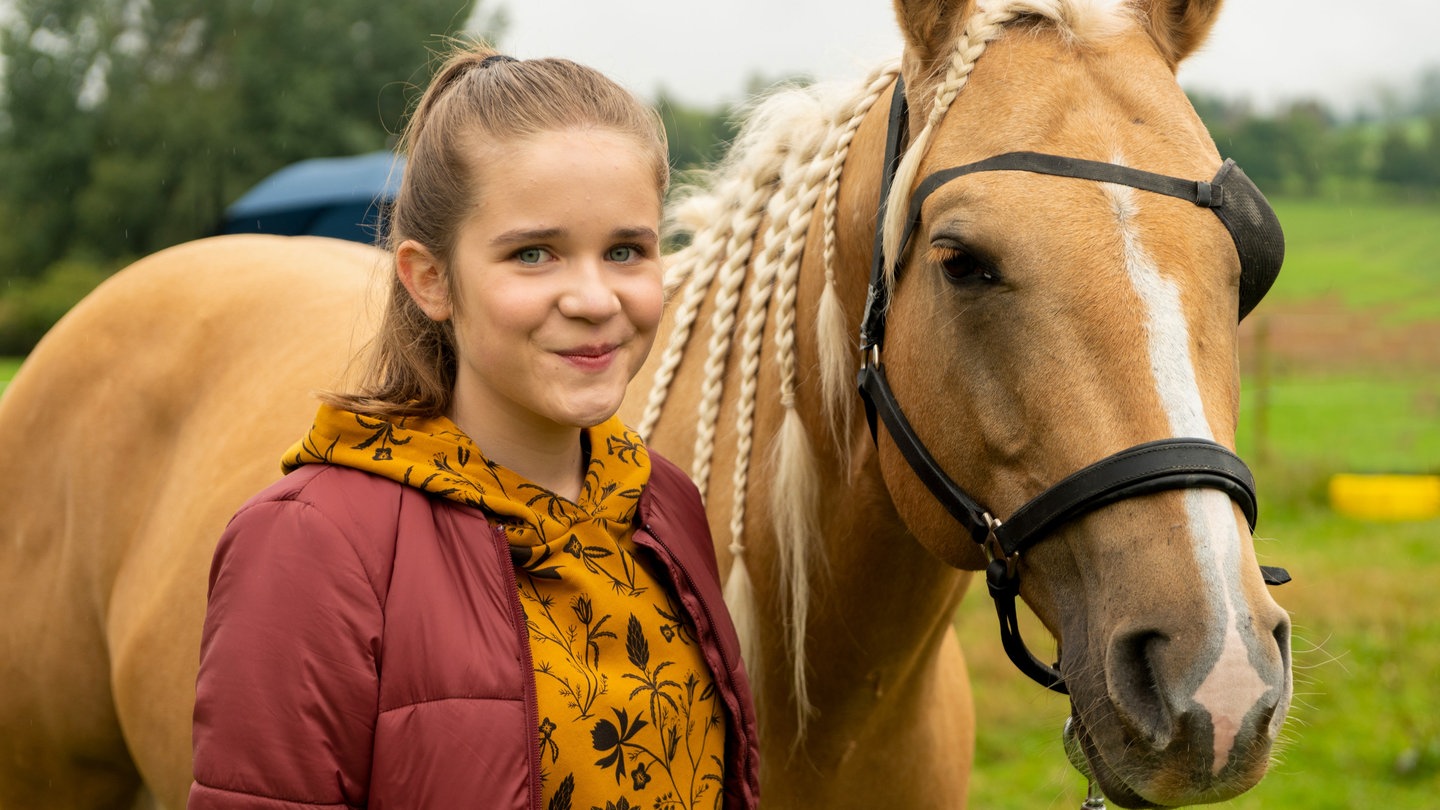 Tiere bis unters Dach: Lucy mit Pferd Pirat (Foto: SWR, Maria Wiesler)