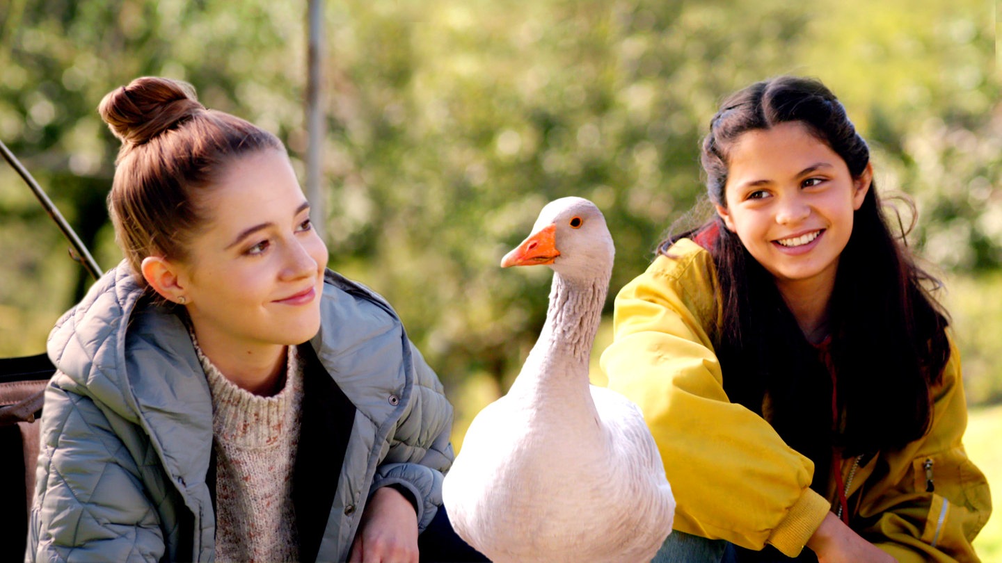 Greta und Ronja mit Ganther Gunther (Foto: SWR)