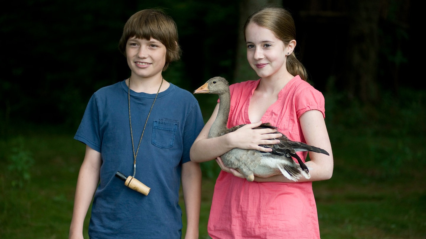 Greta und Jonas mit einer Gans, Tiere bis unters Dach (Foto: SWR, Maria Wiesler)