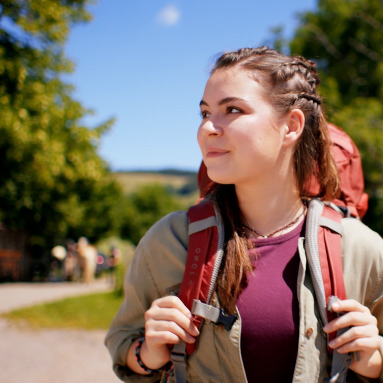 Ein Mädchen mit Rucksack in ländlicher Umgebung (Foto: SWR)