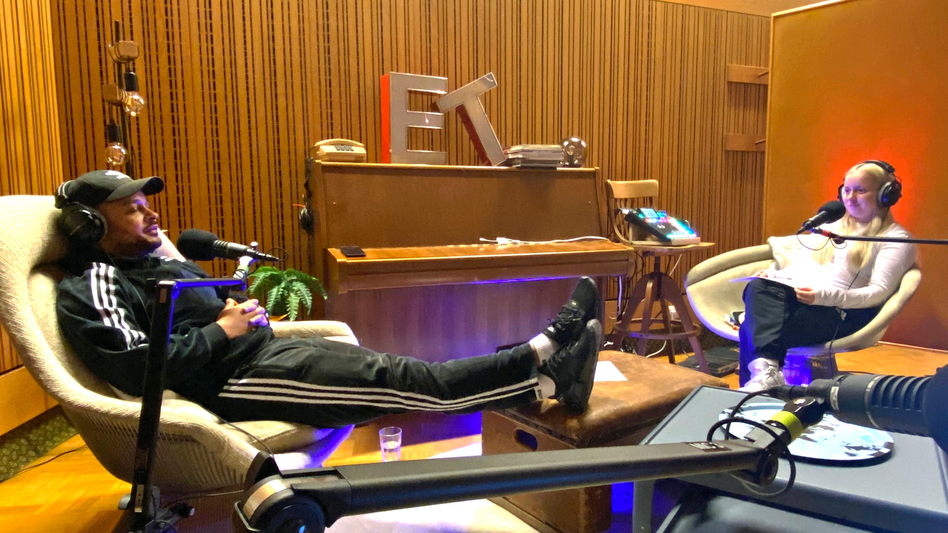 Foto: SWR Cossu spricht mit Maria Ziffy im Podcast "we be like" über Rassismus und Diversity (Foto: SWR)