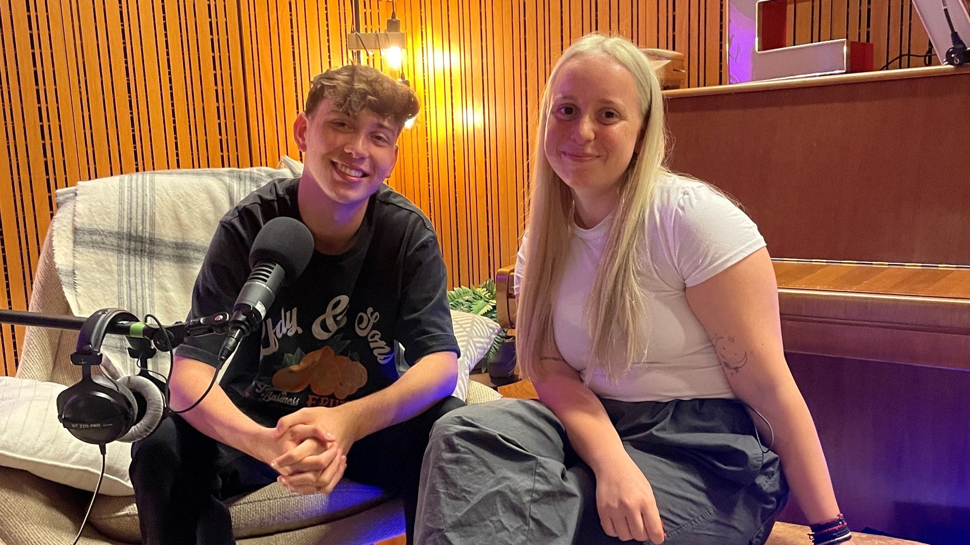 Foto: SWR Finnel und Maria Ziffy sitzen zusammen im Tonstudio und nehmen eine Podcastfolge für we be like auf (Foto: SWR)