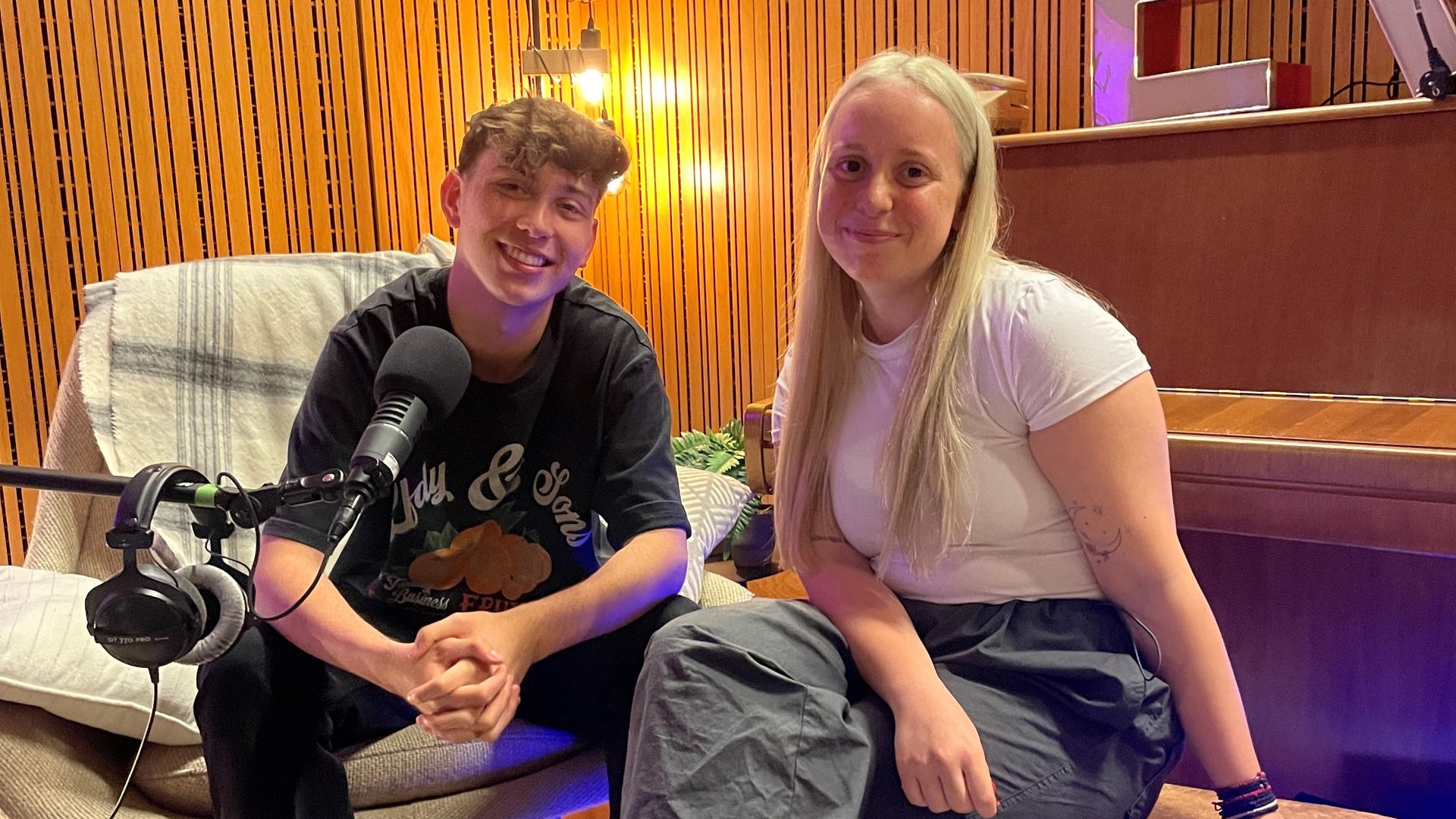 Finnel und Maria Ziffy sitzen zusammen im Tonstudio und nehmen eine Podcastfolge für we be like auf (Foto: SWR)