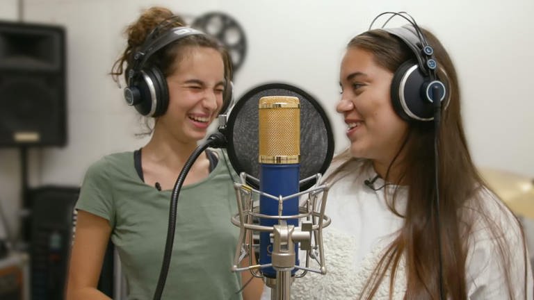 zwei Mädchen singen (Foto: SWR, SWR -)