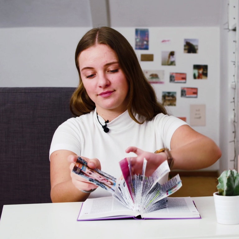 Isabelle faltet ein Buch (Foto: SWR)