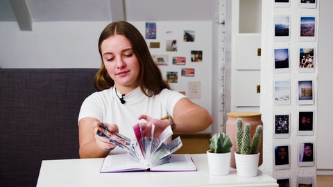 Isabelle faltet ein Buch (Foto: SWR)