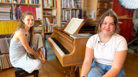 Die beiden Freundinnen Ayla und Anastassia vor einem Klavier. (Foto: SWR)