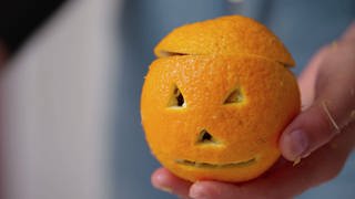 Vorschaubild DIY: Aus einer Orange einen Mini-Halloween-Kürbis machen (Foto: SWR, SWR)