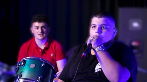 Heidar und Ruben auf der Bühne beim Beatboxen und Rappen.  (Foto: SWR)