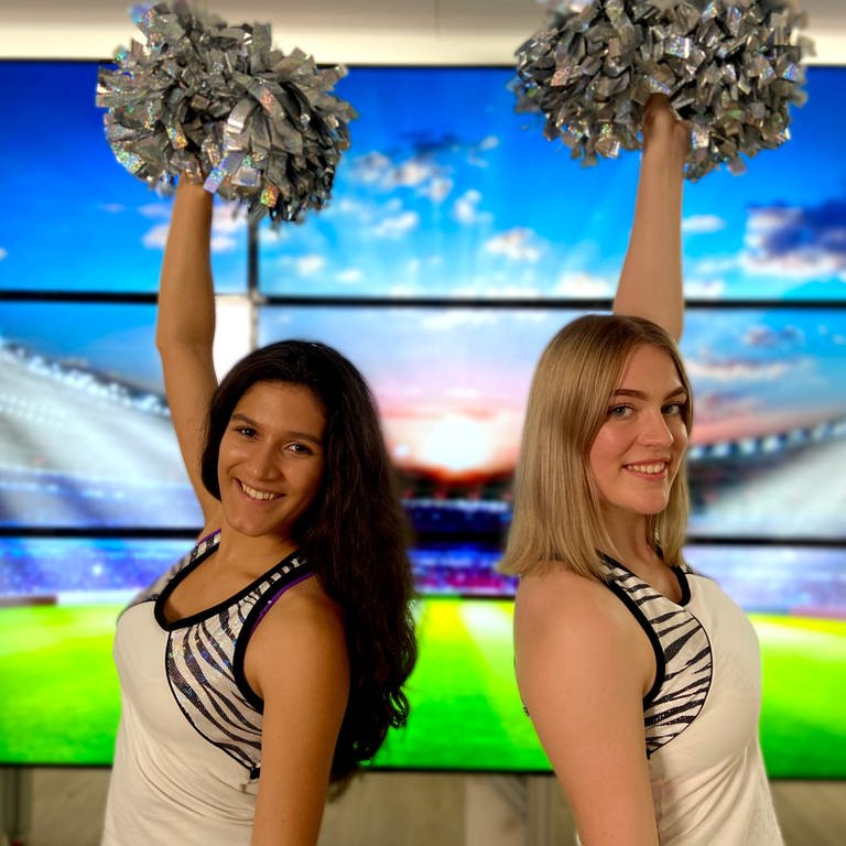 Lea und Alisha tanzen zusammen Cheerleading (Foto: SWR)