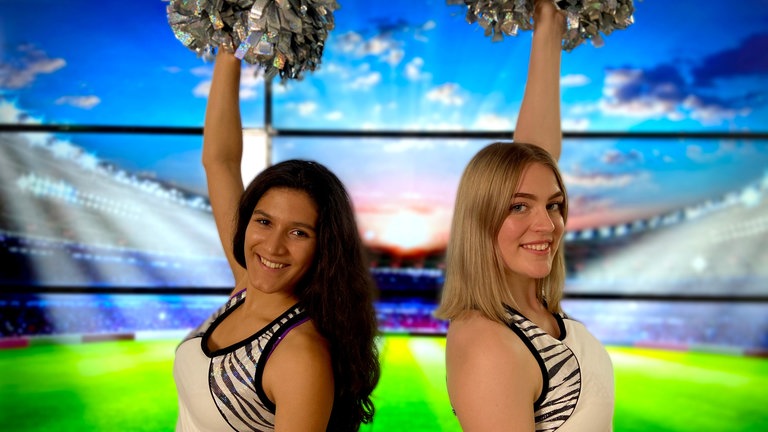 Lea und Alisha tanzen zusammen Cheerleading (Foto: SWR)