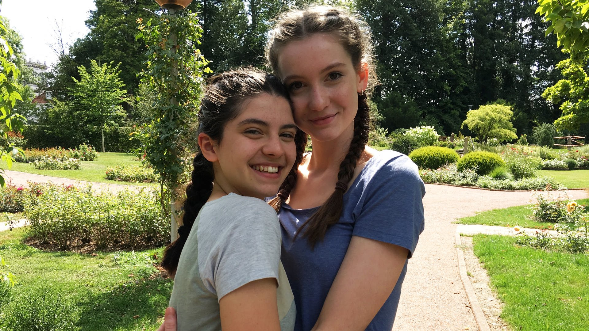 Ronja (l.) und Julia (r.) stehen in einem Garten und umarmen sich (Foto: SWR)