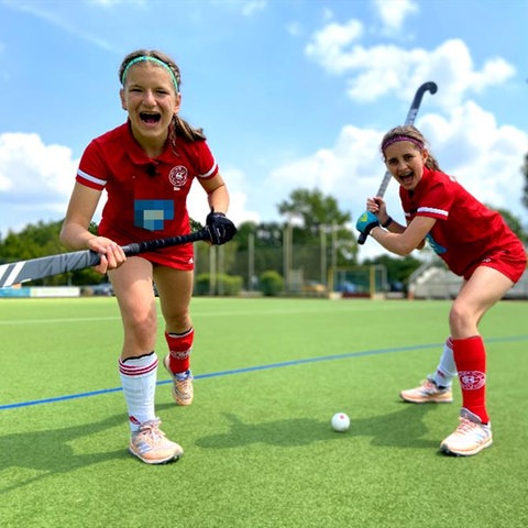 Mia und Mina mit Hockeyschläger 