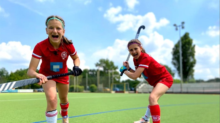 Mia und Mina mit Hockeyschläger  (Foto: SWR)