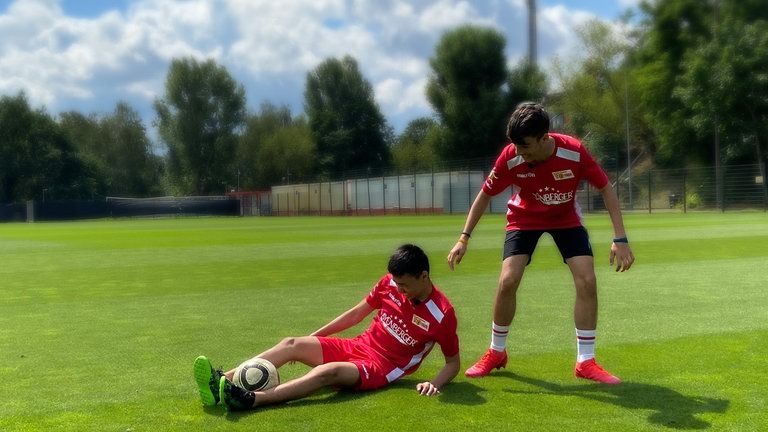 Die Freunde Hutahaifa und Fraidon auf dem Fuballplatz 